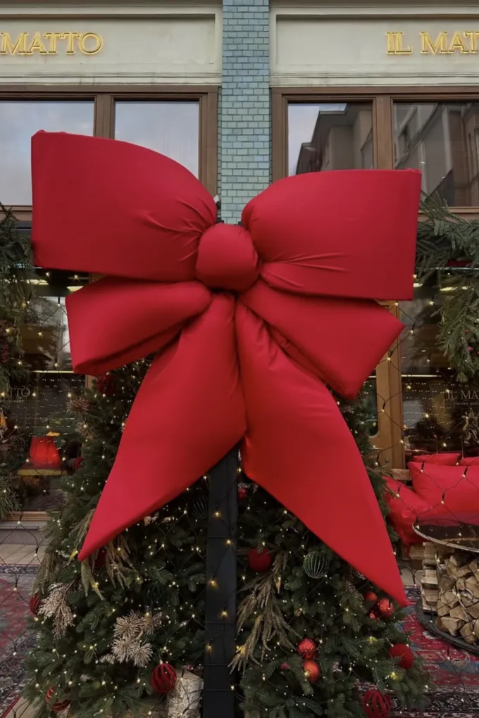 Надёжный фундамент праздника: почему город накрывает камень деревом