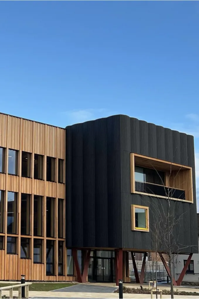 Русский ответ в мировой архитектуре: сибирская лиственница на фасаде Креативного центра Йорк Сент-Джон